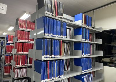 Teses BEE - Biblioteca da Escola de Engenharia e do Instituto de Computação. Na foto: Fileira de estantes, da cor cinza, contendo o acervo de teses.