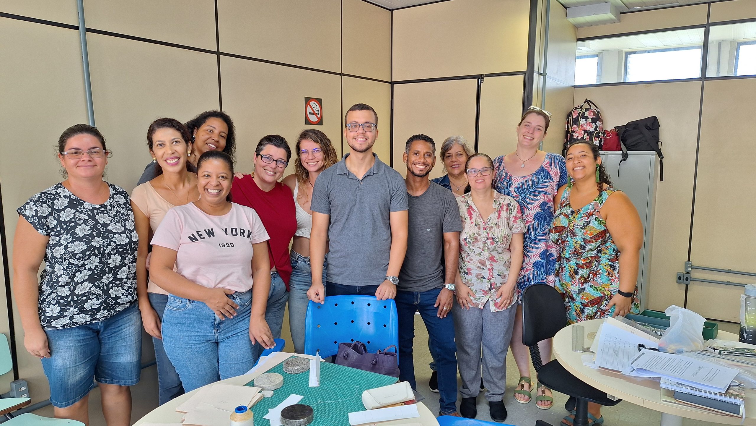 Turma de Conservação Curativa com o Instrutor Thalles Siciliano e a Coordenadora de Bibliotecas Maria Helena Ferreira Xavier da Silva Turma de Conservação Curativa com o Instrutor Thalles Siciliano e a Coordenadora de Bibliotecas Maria Helena Ferreira Xavier da Silva