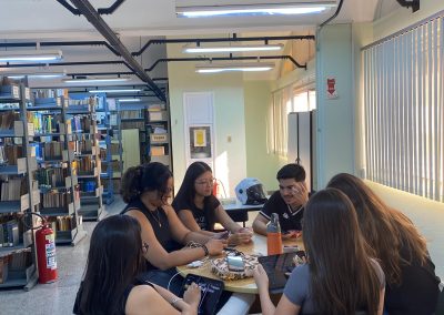 Mesa de estudo em grupo