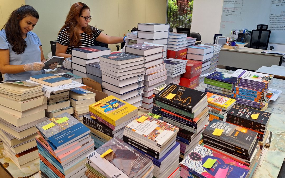 Coordenação de Bibliotecas recebe doações e compras de livros para diversas áreas do conhecimento